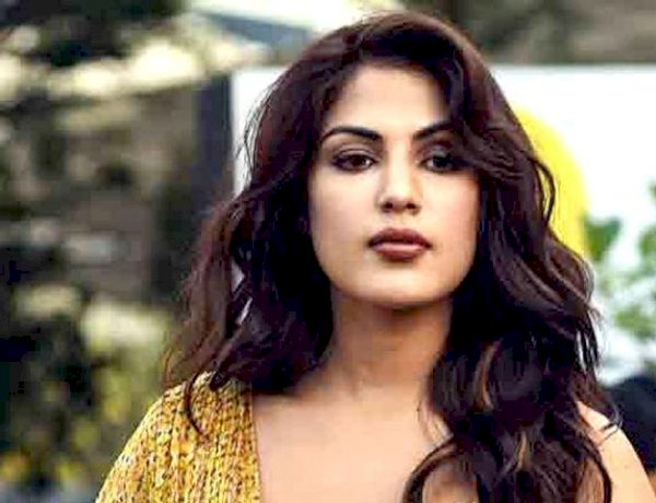 പിന്നെ വന്നാൽ പോരെയെന്ന് ചോദിച്ചു, ഇഡി കണ്ണുരുട്ടി; ചോദ്യം ചെയ്യലിനു ഹാജരായി റിയ